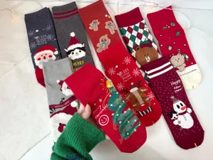 Weihnachtssocken Damen, festliche Cartoon Rentiere Tannenbaum Motive, bequeme Baumwollsocken.