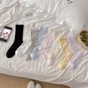 Nahaufnahme von bunten Freizeitsocken, weiches atmungsaktives Material für Frühling und Sommer.