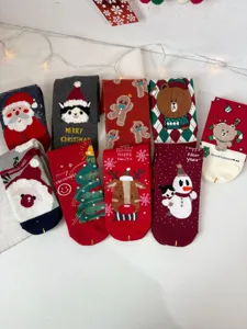 Festliche Weihnachtssocken für Damen, kuschelige Winter-Baumwollsocken mit niedlichen Motiven.