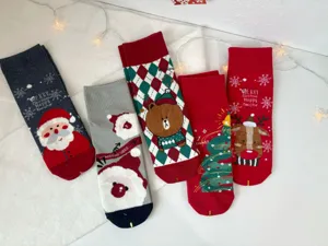 Weihnachtssocken Set mit süßem Weihnachtsmann, Rentier und festlichen Wintermotiven.