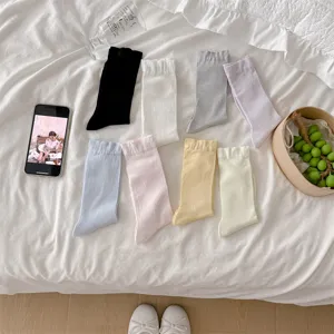 Detailansicht mehrfarbiger Damen-Mittelsocken, atmungsaktiv und dünn für Frühling und Sommer.