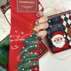 Festliche Weihnachts-Baumwollsocken im Detail, mit schickem Tannenbaum-Design und edler Geschenkbox.