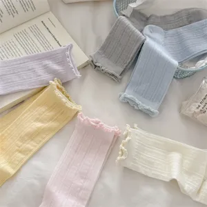 Nahaufnahme von Damen Pastell Netz Rüschen Mittelrohr Socken, atmungsaktiv zartes Design.