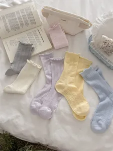 Japanische rüschenbesetzte hohle netz atmungsaktive mittelsocken für damen alltag kleidung.