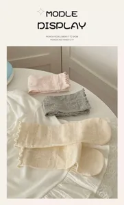Chaussettes mi-mollet à volants doux de style japonais avec jolis motifs ajourés en cœur.