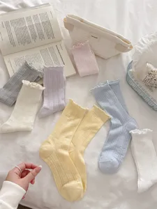 Japanische Spitzen-Mittelsocken mit Lochmuster-Textur und Rüschenbündchen in Pastellfarben.