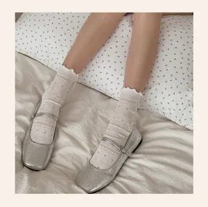 Chaussettes mi-mollet blanches de style japonais doux avec volants pour jolies femmes.