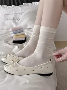 Weisse duenne transparente Damensocken, atmungsaktiv und elastisch, im Balletstil.