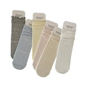 Chaussettes mi-tubes douces pour femmes volant printemps été cœur creux uni chaussettes slouch