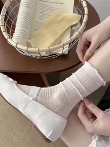 Transparente, spitzenverzierte Socken mit Lochmuster-Design, zart und atmungsaktiv für den Alltag.