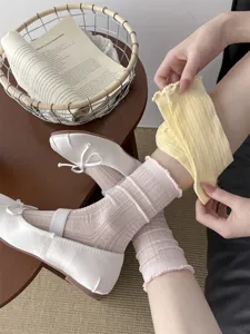Maulbeerseide Spitze hohl Mesh atmungsaktive Mittelsocken Detailansicht mit niedlichen Rüschen.