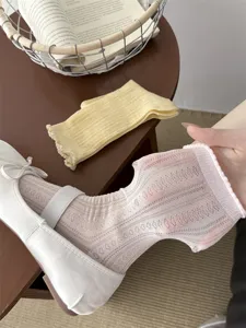 Nahaufnahme von transparenten Mesh-Rüschen-Socken, atmungsaktive Sommerstrumpfwaren.