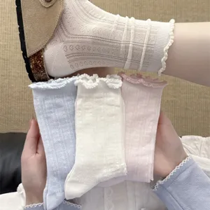 Atmungsaktive Damen Mesh Wadensocken mit zarter Spitzenrüsche für den Sommer und Frühling.