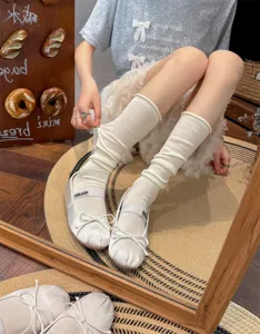 Calze grigie stile coreano con scarpe basse da balletto bianche, outfit casual chic.
