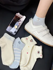 Chaussettes courtes de femme brodées d'ours mignon avec divers styles de détails.