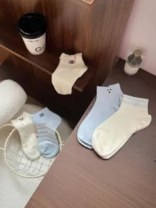 Vue détaillée de jolies chaussettes courtes en coton avec broderie d'ours et rayures.