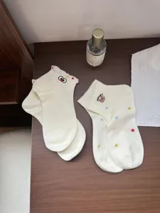 Chaussettes courtes pour femmes avec broderie mignonne et pois, coton doux au quotidien.
