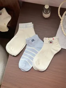 Jolies chaussettes courtes pour femmes de style japonais en coton peigné pour le printemps.