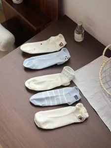 Chaussettes de cheville en coton mignonnes pour femmes avec broderie d'ours, rayures et pois.