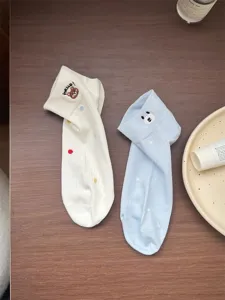 Détail de chaussettes courtes en coton mignon, broderie d'ours kawaii et pois, tissu doux.