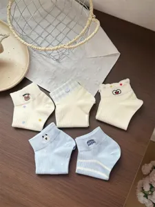 Chaussettes courtes japonaises pour femmes avec broderie mignonne, coton doux quotidien.