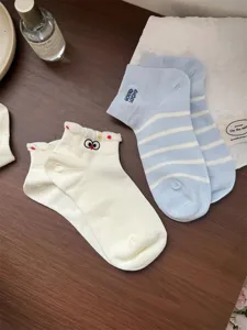 Jolies chaussettes courtes pour femmes, style japonais en coton peigné rayées brodées détail.