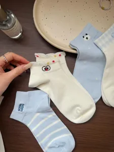 Vue détaillée de chaussettes courtes en coton pour femme, broderies douces et tissu respirant.
