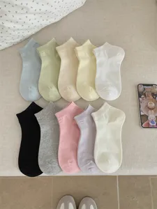 Detailansicht von dünnen, einfarbigen Sommer-Damenkurzsocken in Macaron-Farben ordentlich.