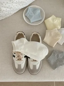 Detailansicht kurzer einfarbiger Damensocken, weiche atmungsaktive Sommer Freizeitsocken.