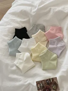 Detailansicht von dünnen einfarbigen Sommersocken für Damen in sanften Macaron-Farben.