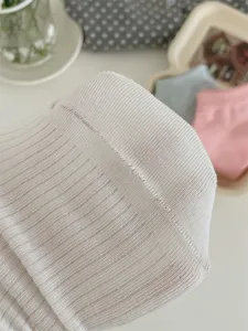 Nahaufnahme von sommerlichen dünnen atmungsaktiven Damensocken, nahtlos gestrickt einfarbig.