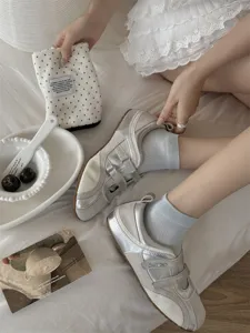 Damen Freizeit Retro Sneakers und bequeme kurze Socken Set für den täglichen Lifestyle.