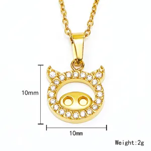Pendentif cochon du zodiaque détaillé en acier titane doré avec des zircons brillants
