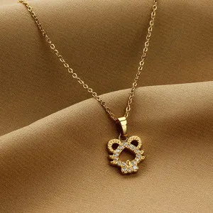 Détail macro du collier pendentif zodiaque plaqué or 18 carats avec des zircons