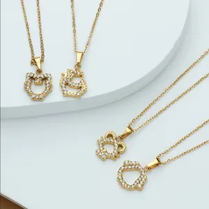Vue détaillée de quatre pendentifs zodiaque en acier titane plaqué or 18 carats