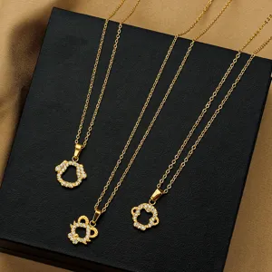 Détail de trois pendentifs du zodiaque plaqués or 18 carats avec zircones