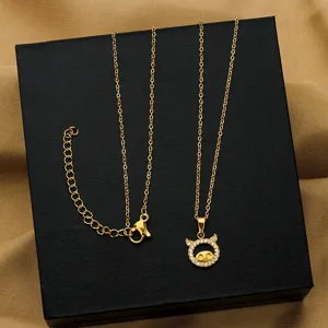 Détail du collier de l'année du cochon plaqué or 18 carats avec incrustation de zircon
