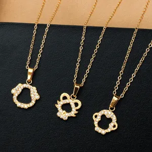 Détail de trois pendentifs zodiaque plaqués or 18 carats avec des zircons brillants