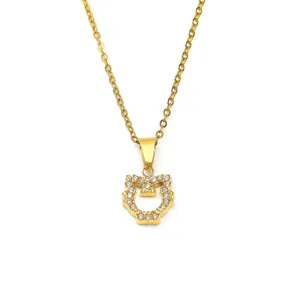 Collier pendentif zodiaque en acier inoxydable plaqué or 18K avec zircons sur fond blanc