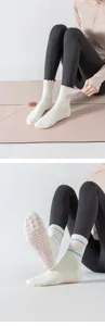 Calzini da yoga antiscivolo bianchi per donna, pilates e fitness con suole antiscivolo.