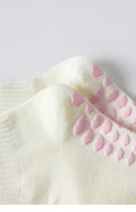 Primo piano di calzini da yoga da donna con puntini antiscivolo rosa per un perfetto grip.