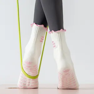Antiscivolo calzini da yoga bianchi con volant rosa e punti di presa per fitness e pilates.