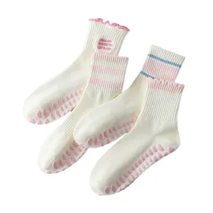 Calzini da yoga antiscivolo da donna stile balletto carini in cotone con scritta.