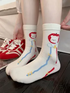 Calzini donna in cotone con grazioso disegno di orsetto e stile creativo per uso quotidiano.