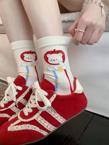 Calzini in cotone con orsetto carino da donna, stile designer bianco dolce e retrò.