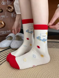 Calzini in cotone con orsetto e illustrazioni per donna, polsino rosso e stelle colorate.