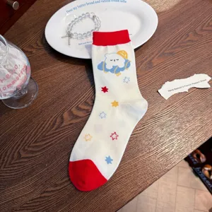Primo piano dettagliato del bellissimo calzino in cotone bianco con orsetto e stelle.
