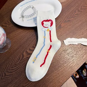 Calzini cotone donna con disegno orsetto, stile designer creativo, dettaglio calzino.