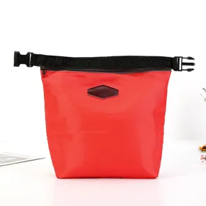 Dettaglio della borsa termica rossa impermeabile con cinturino nero e chiusura lampo robusta.