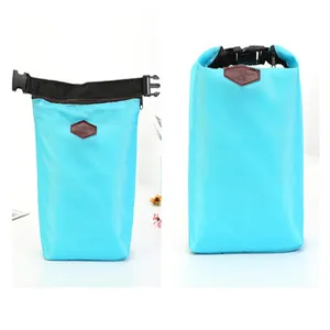 Vista dettagliata della borsa termica blu con cerniera resistente e cinturino con fibbia nera.
